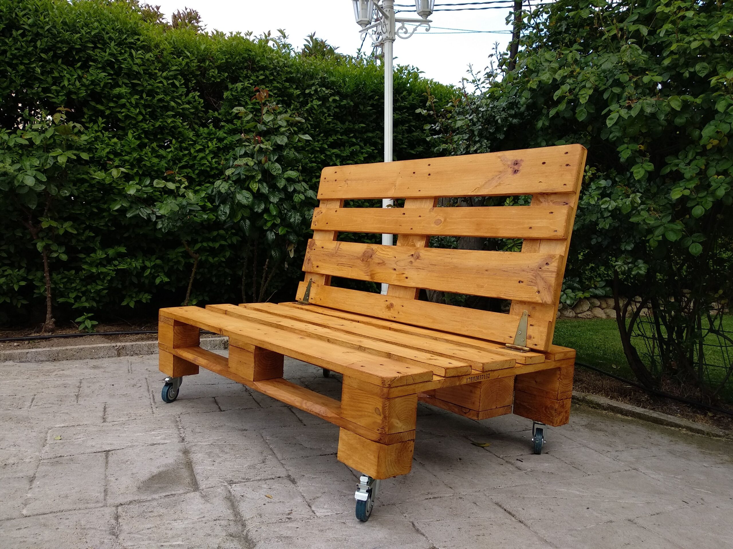 Aprende cómo hacer un sofá de palets con respaldo y transforma tu